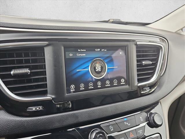 Used 2020 Chrysler Pacifica Touring-L FWD image 12