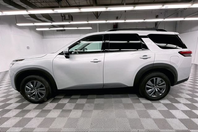 Used 2025 Nissan Pathfinder SV FWD image 13
