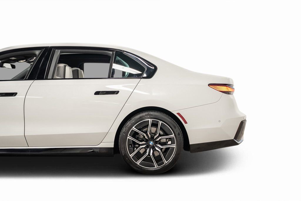 Used 2023 BMW 740i w/ Luxury Rear Seating Package image 18