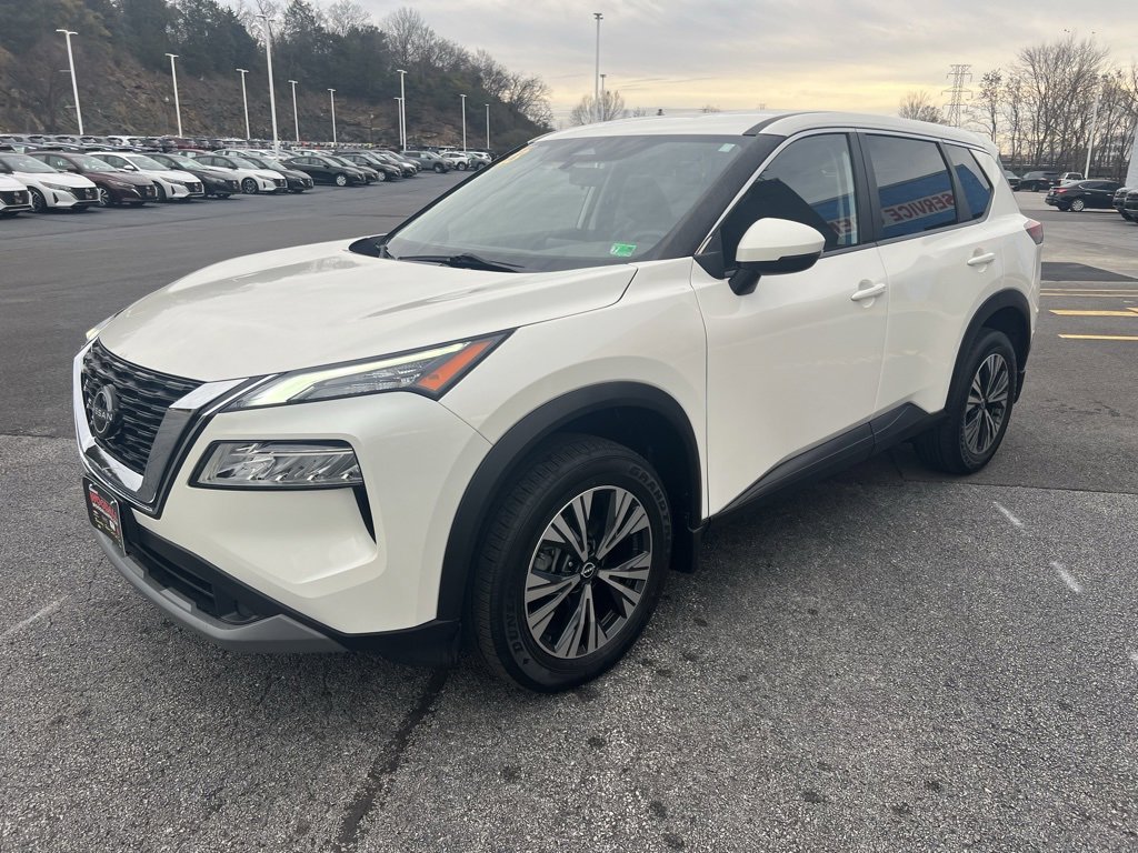 Used 2023 Nissan Rogue SV image 3