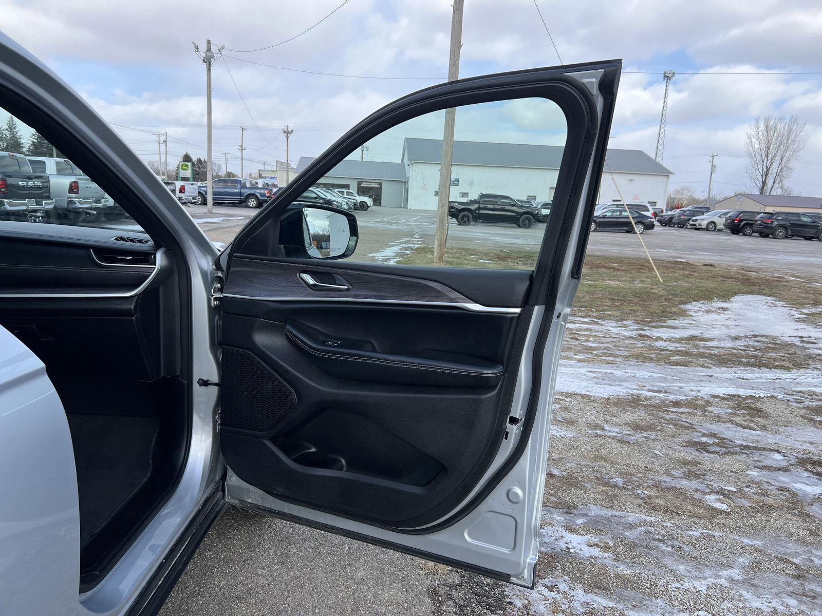 Used 2024 Jeep Grand Cherokee L Limited w/ Luxury Tech Group II image 39