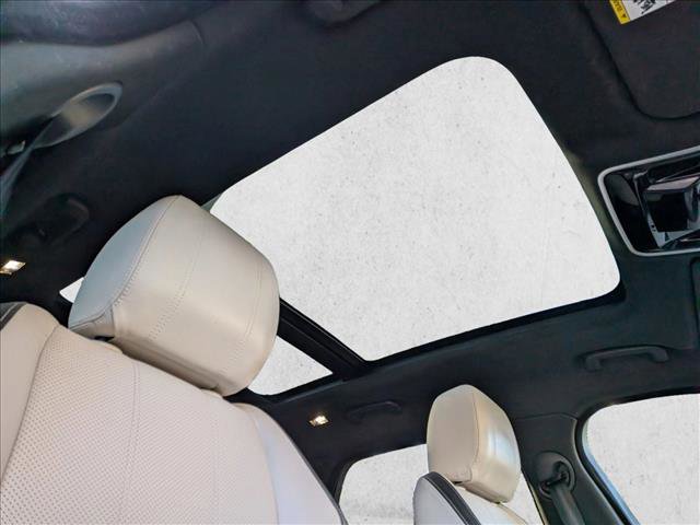 Used 2018 Land Rover Range Rover Velar R-Dynamic SE image 20