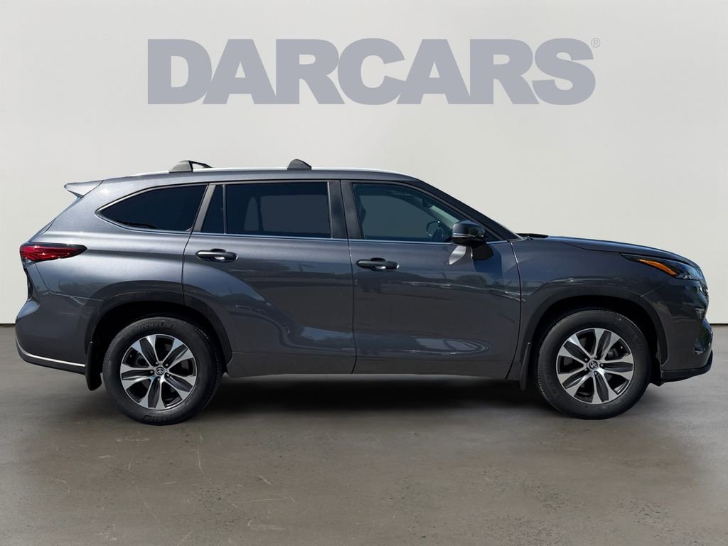 Used 2023 Toyota Highlander XLE AWD/4WD image 6