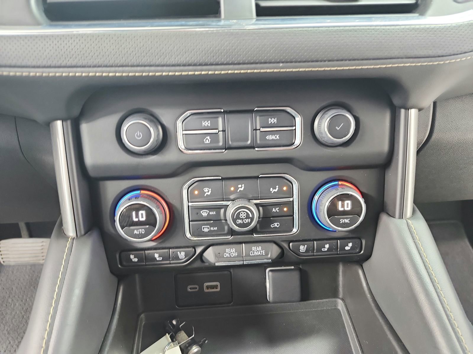 Used 2023 Chevrolet Suburban Premier image 31