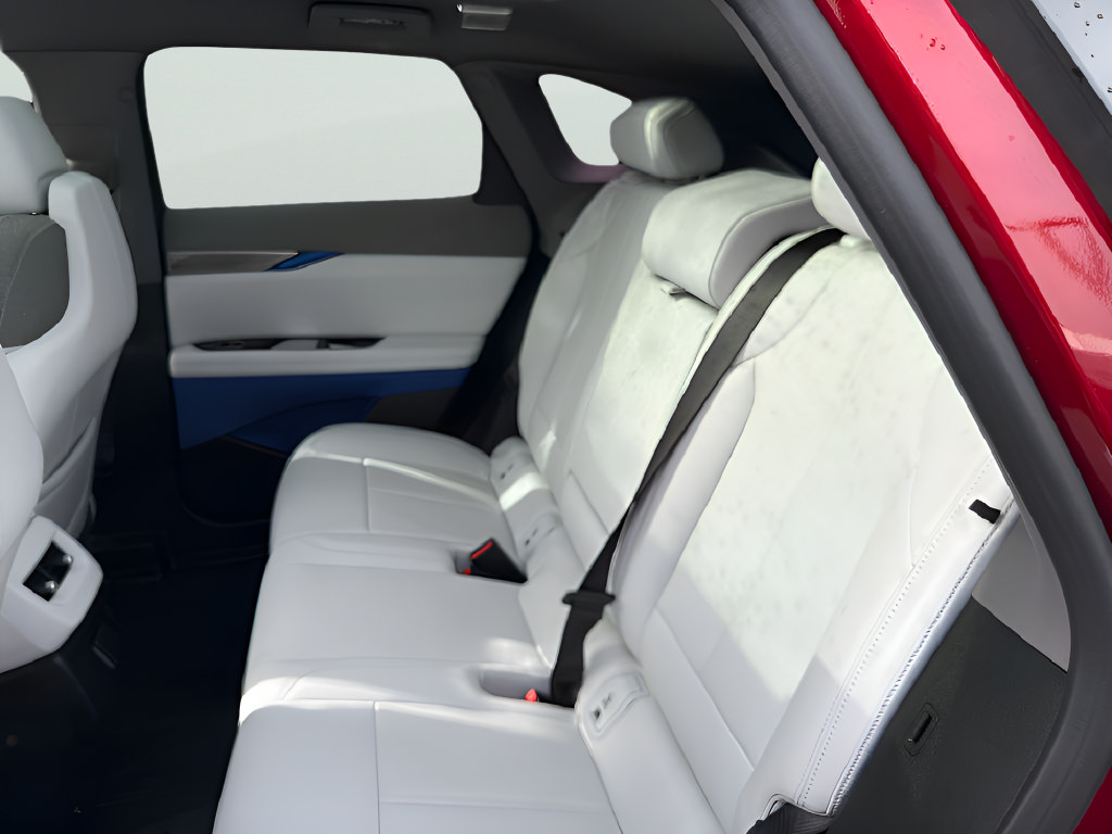 Certified 2025 Cadillac Optiq Sport 1 w/ LPO, Floor Liner Package AWD/4WD image 39