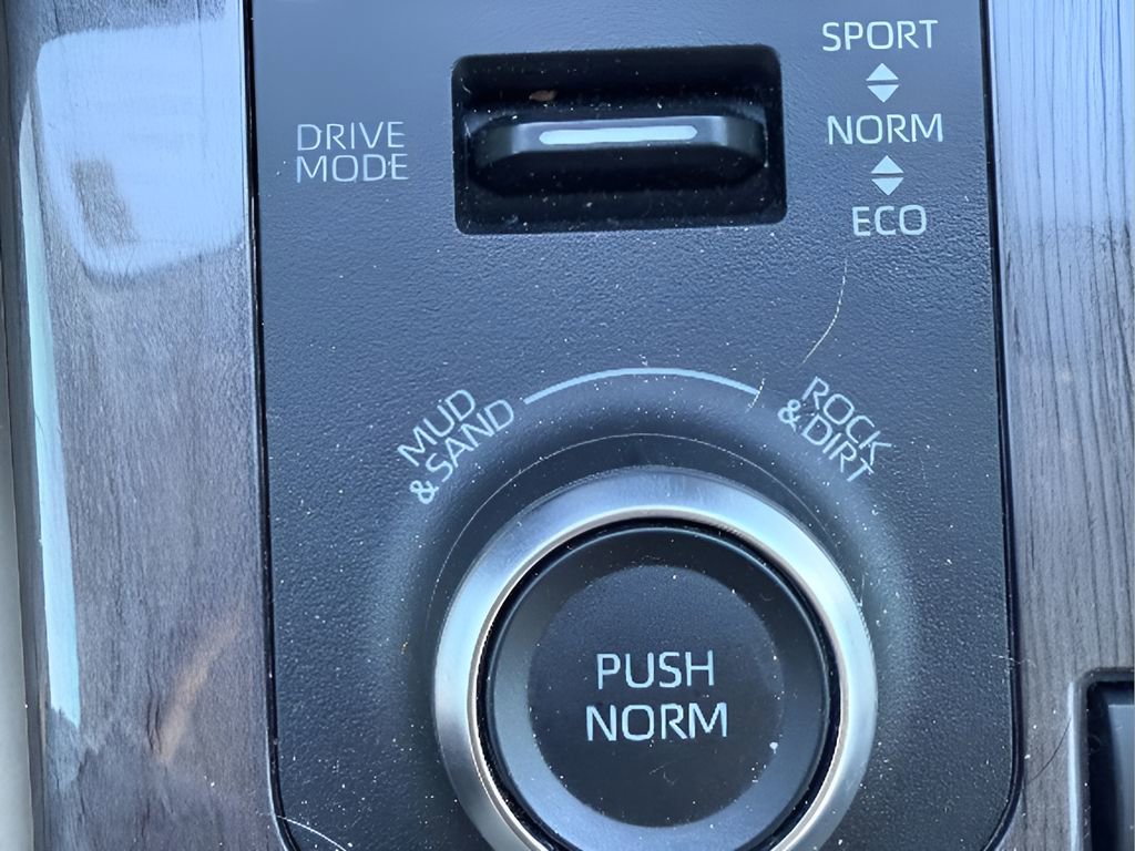 Used 2020 Toyota Highlander Limited image 29