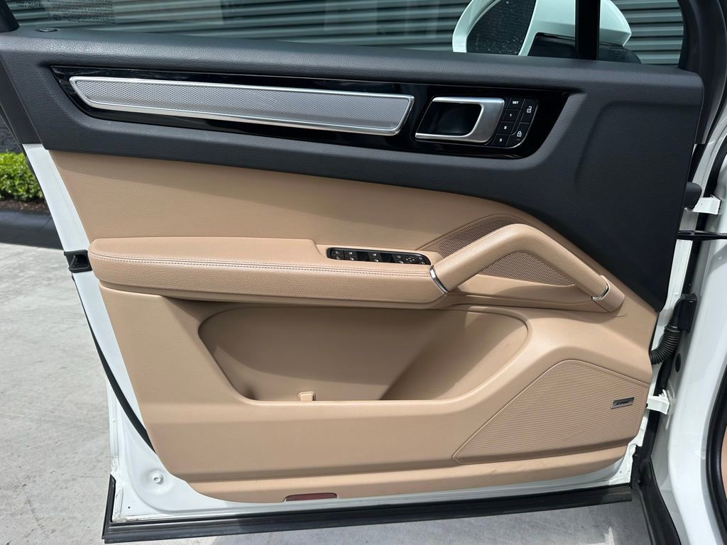 Certified 2023 Porsche Cayenne Platinum Edition image 19