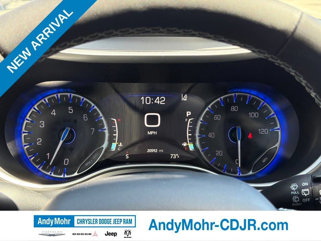 Used 2024 Chrysler Pacifica Touring-L w/ Uconnect Theater Family Group FWD image 8