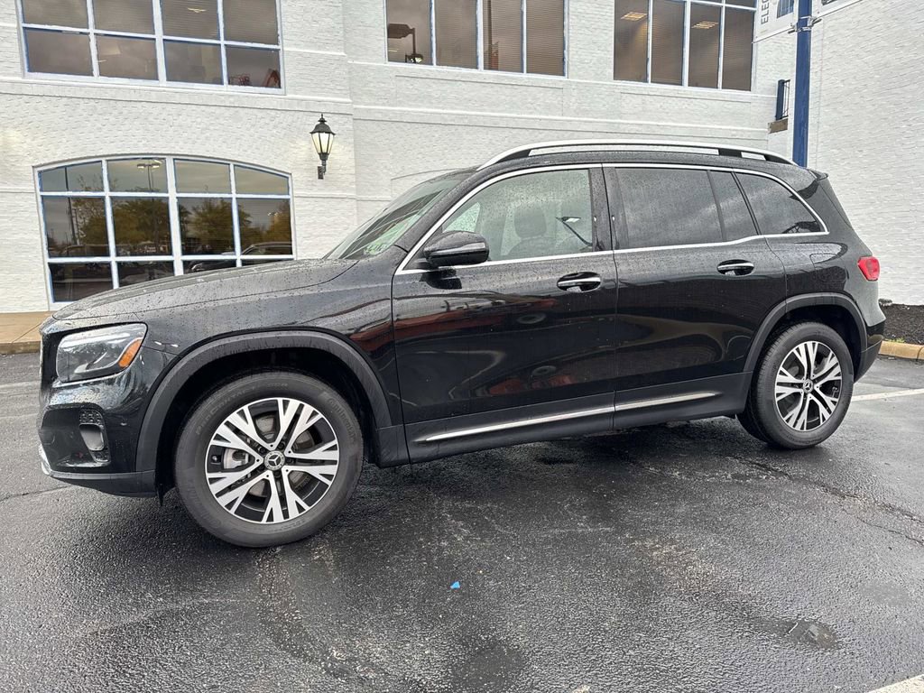 Used 2025 Mercedes-Benz GLB 250 4MATIC image 2