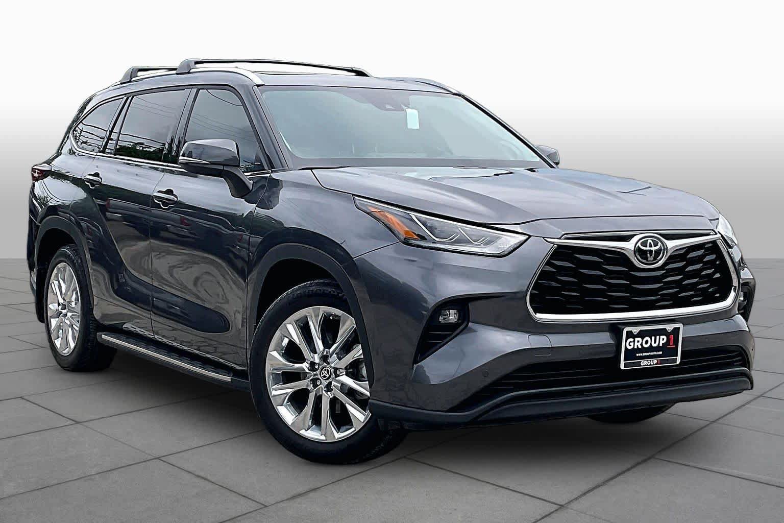 Used 2025 Toyota Highlander Limited FWD image 3