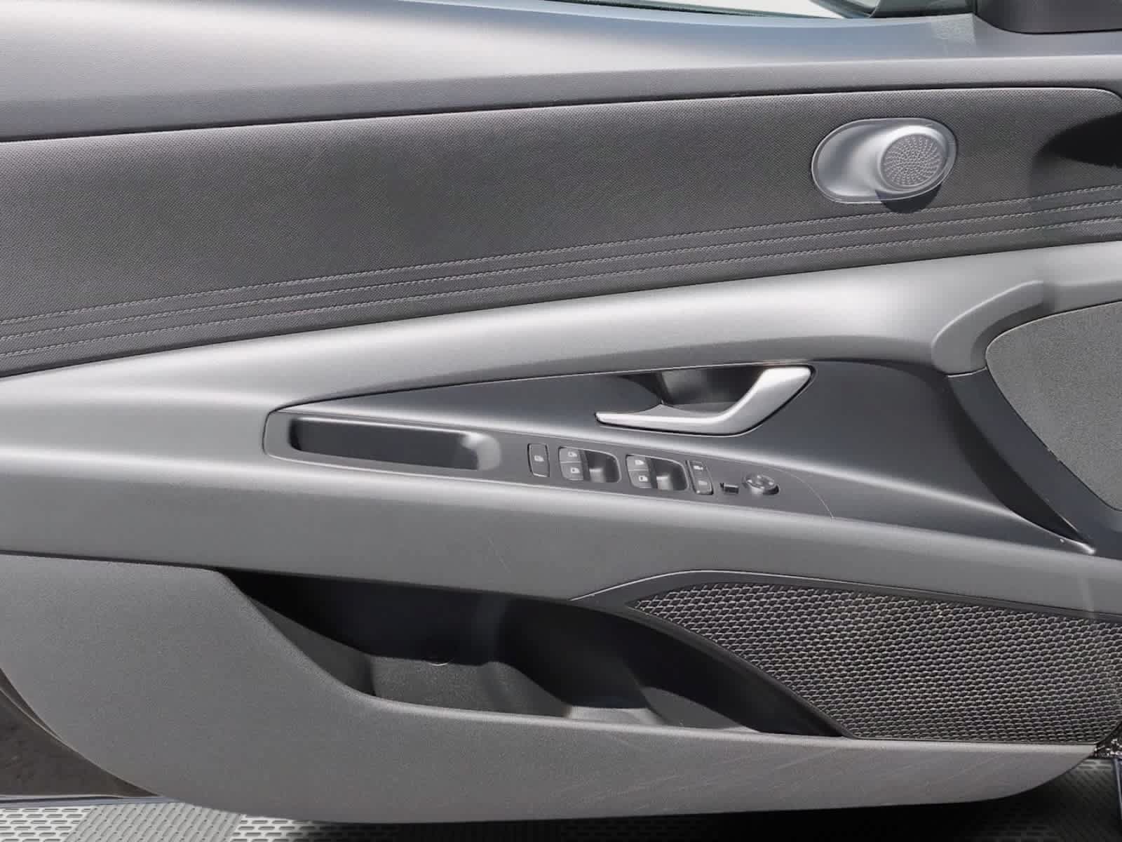 Used 2025 Hyundai Elantra Hybrid FWD image 30