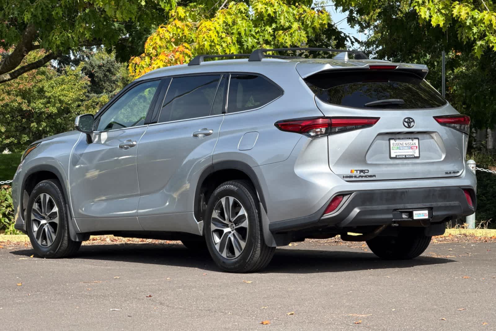 Used 2022 Toyota Highlander XLE AWD/4WD image 6