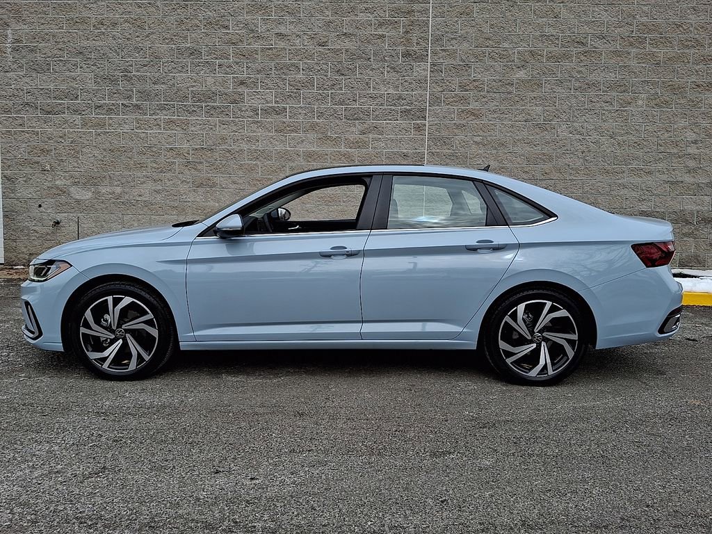 Certified 2025 Volkswagen Jetta SEL image 8