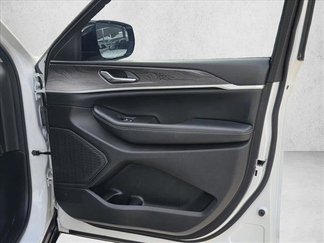 Used 2023 Jeep Grand Cherokee Limited w/ Luxury Tech Group II image 10