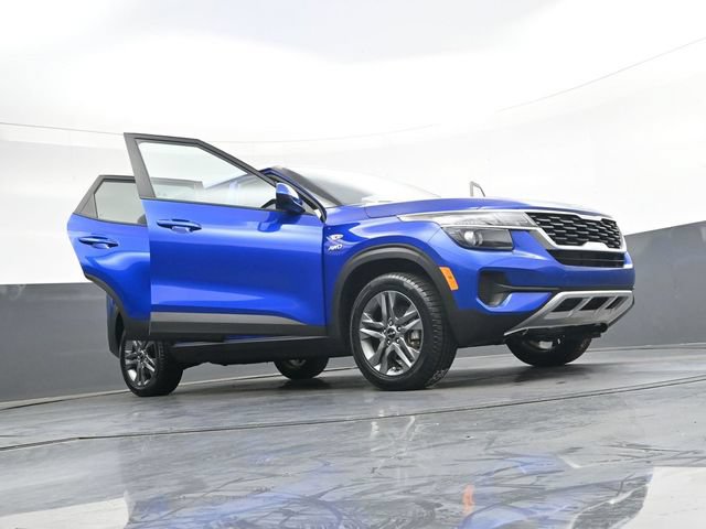 Used 2023 Kia Seltos LX AWD/4WD image 44