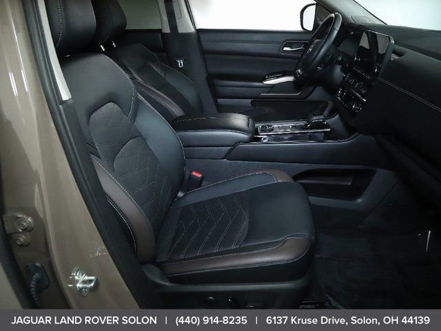 Used 2024 Nissan Pathfinder Platinum image 32