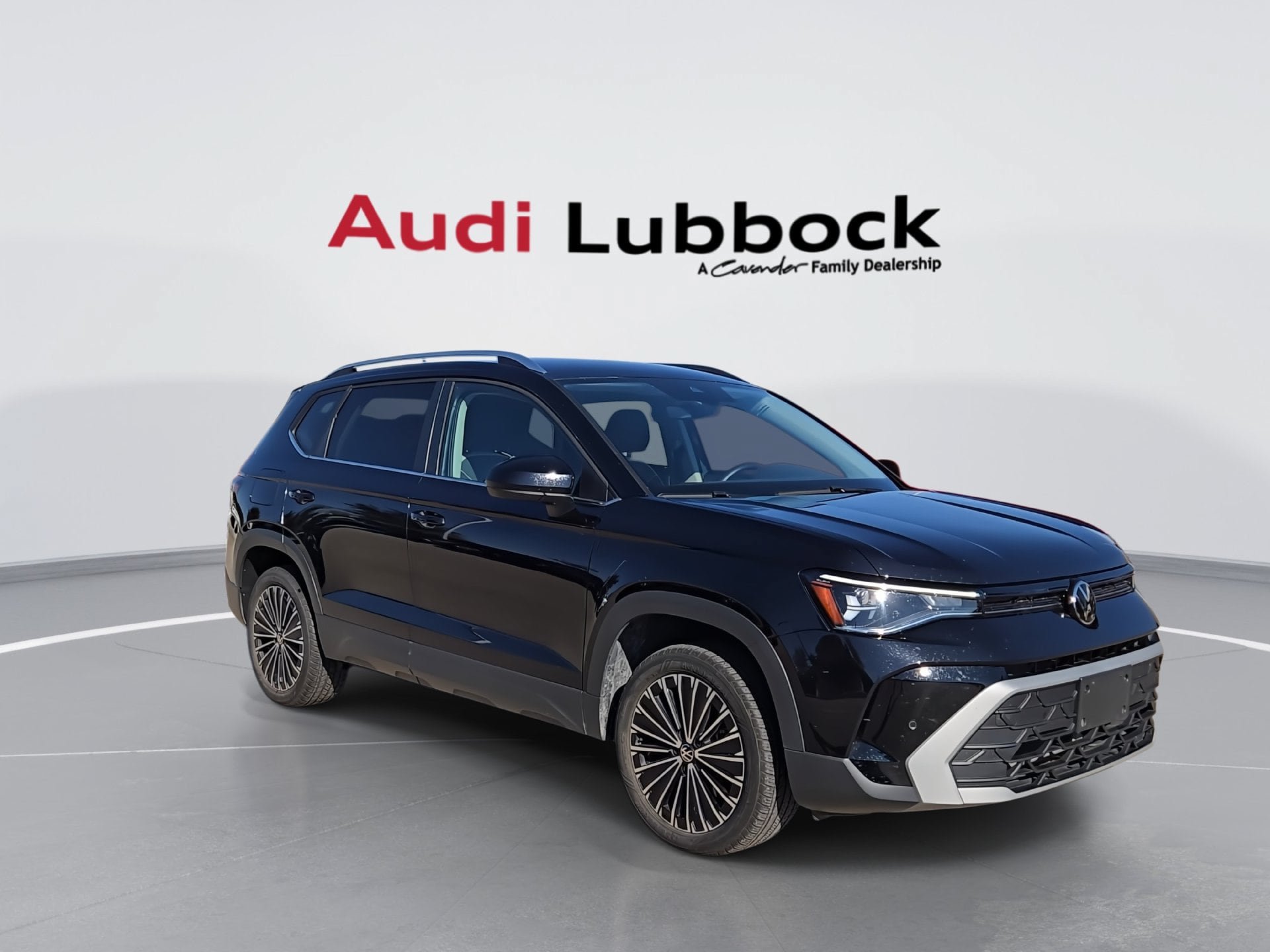 Used 2025 Volkswagen Taos SE FWD image 2
