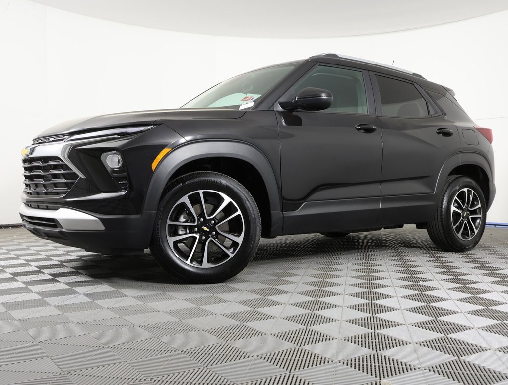 Used 2025 Chevrolet TrailBlazer LT image 1