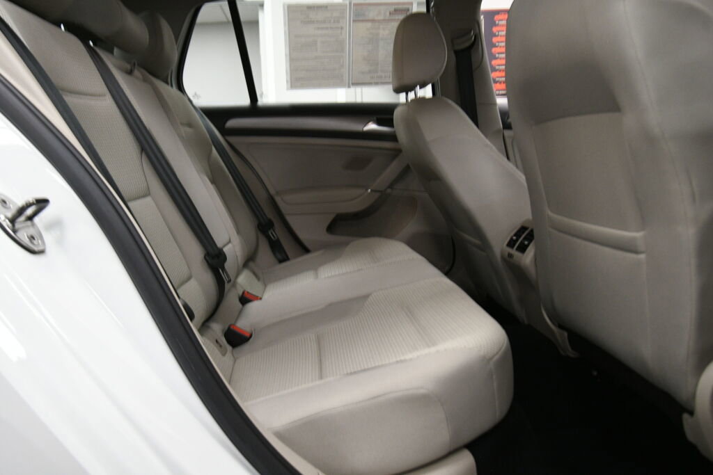 Used 2017 Volkswagen Golf S image 23