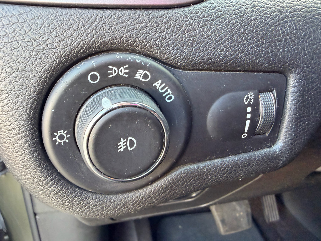 Used 2019 Jeep Cherokee Latitude w/ Popular Appearance Group image 13