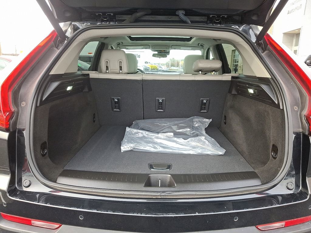 Certified 2022 Cadillac XT4 Luxury w/ Cold Weather Package image 32