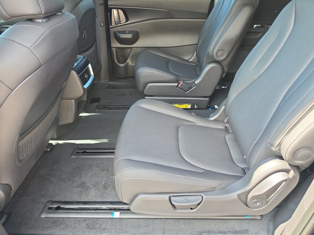 New 2027 Kia Carnival EX FWD image 17