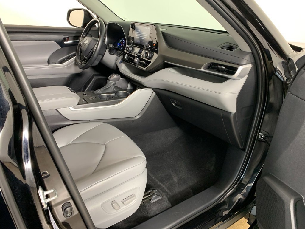 Used 2021 Toyota Highlander XLE image 22