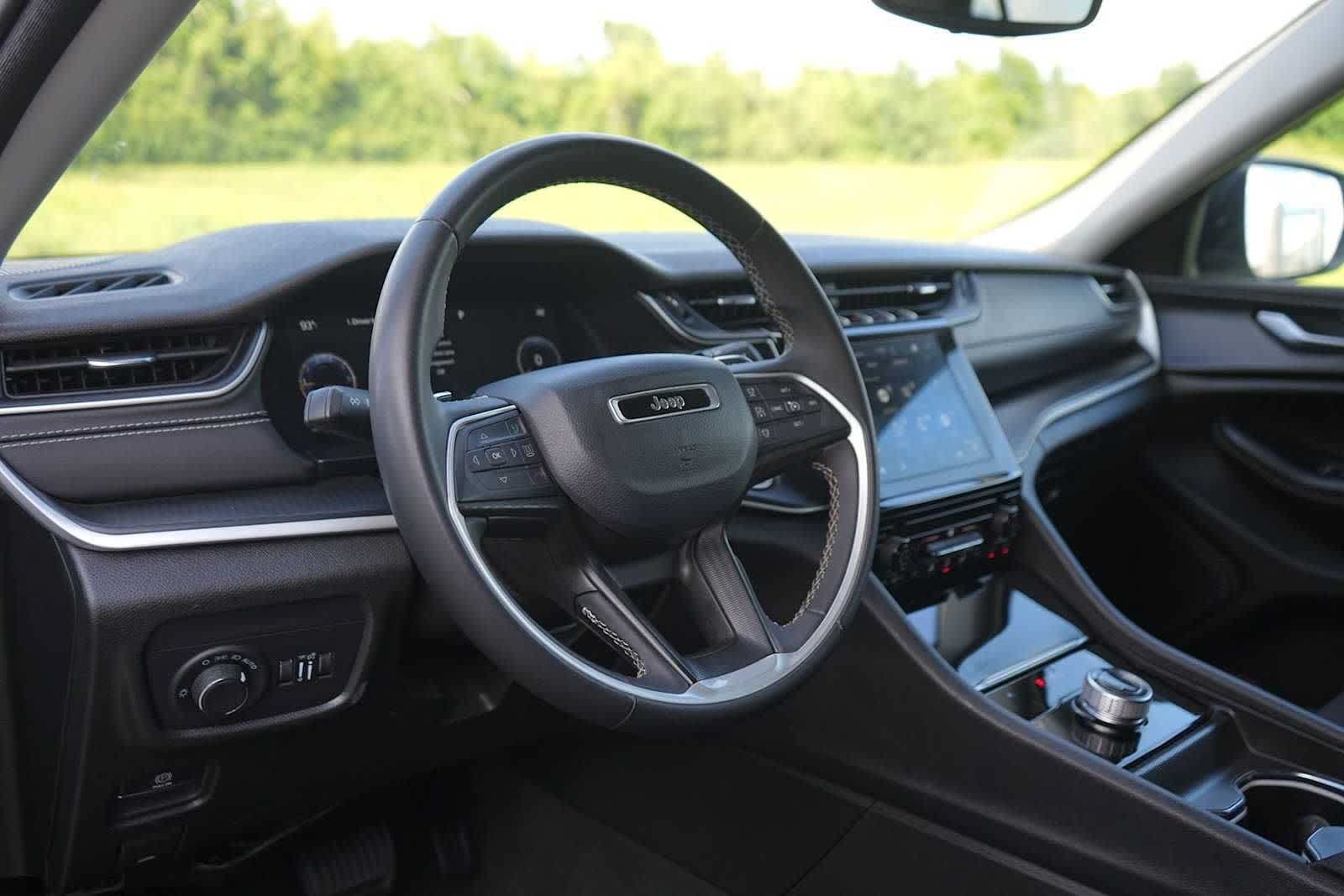 Used 2024 Jeep Grand Cherokee Laredo RWD image 2
