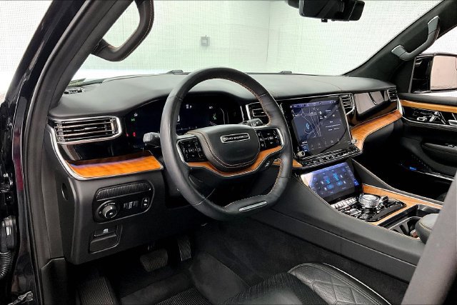Used 2025 Jeep Grand Wagoneer L Series III w/ Rear-Seat Entertainment Group AWD/4WD image 15