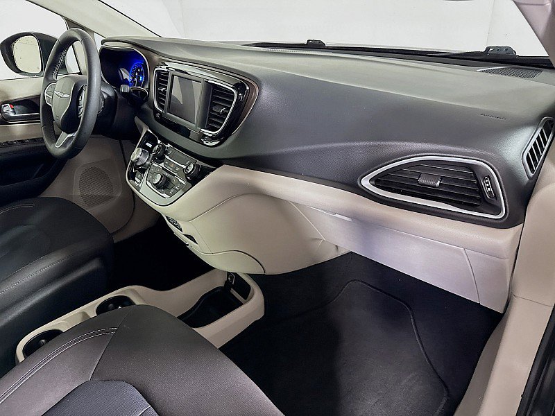 Used 2023 Chrysler Voyager LX image 29