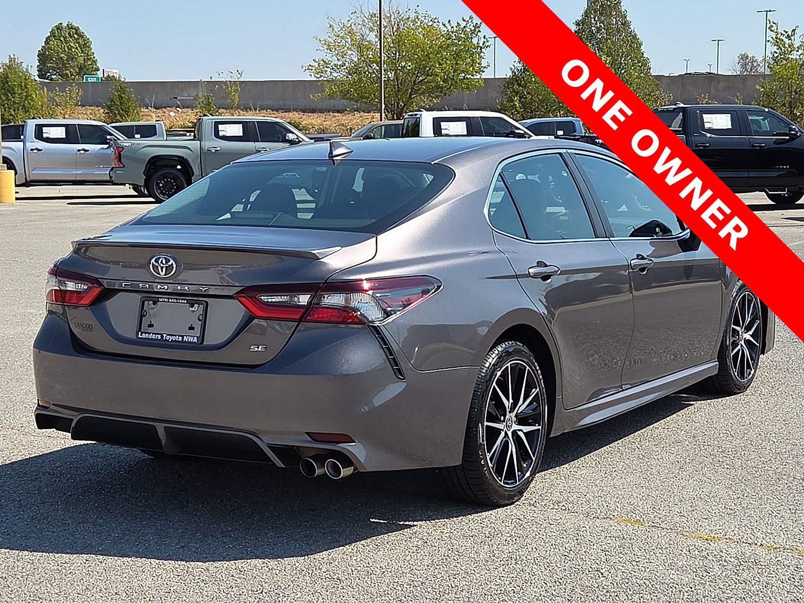Used 2023 Toyota Camry SE FWD image 5