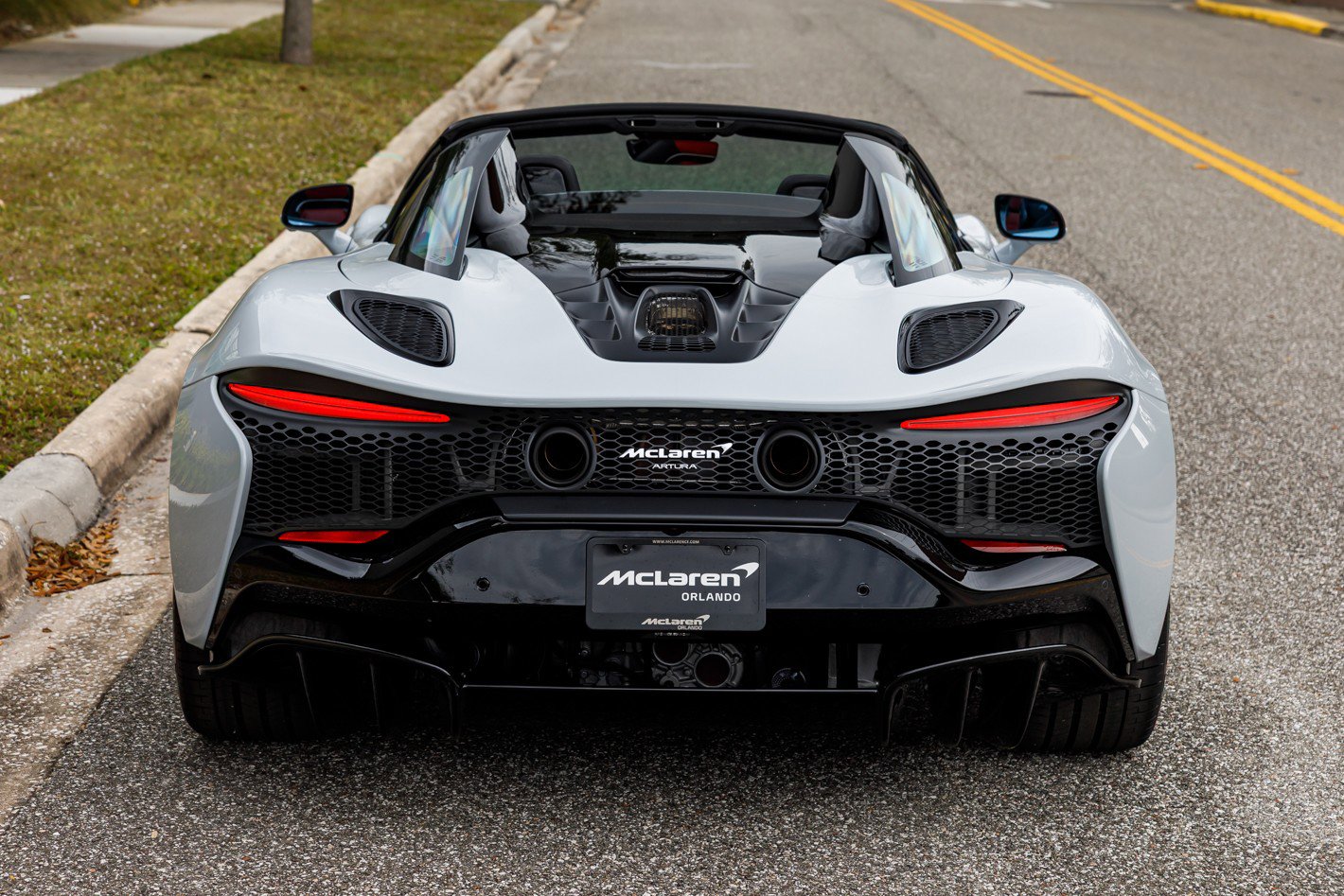 Used 2025 McLaren Artura Spider image 13