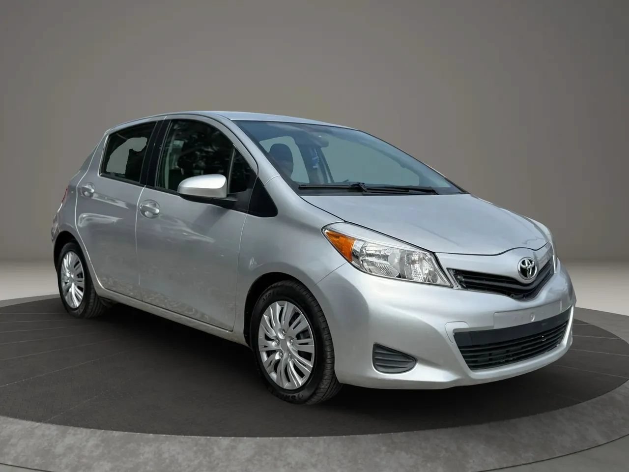 Used 2014 Toyota Yaris LE FWD image 3