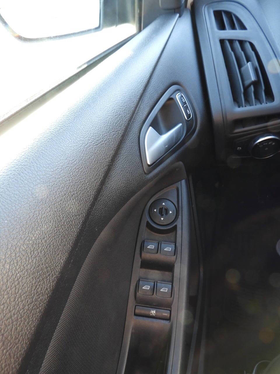 Used 2015 Ford Focus SE w/ SE Cold Weather Package image 17