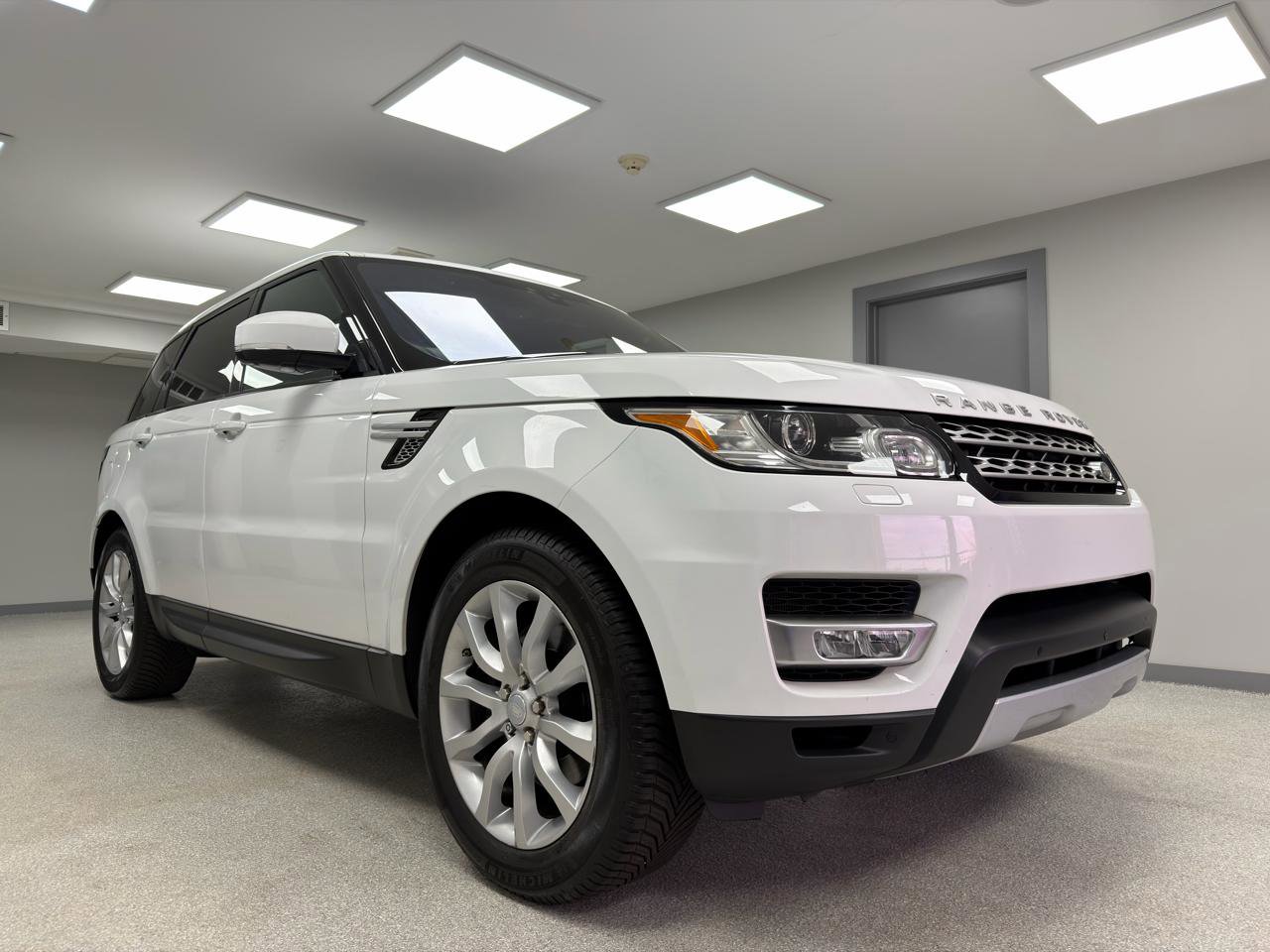 Used 2017 Land Rover Range Rover Sport HSE AWD/4WD image 4