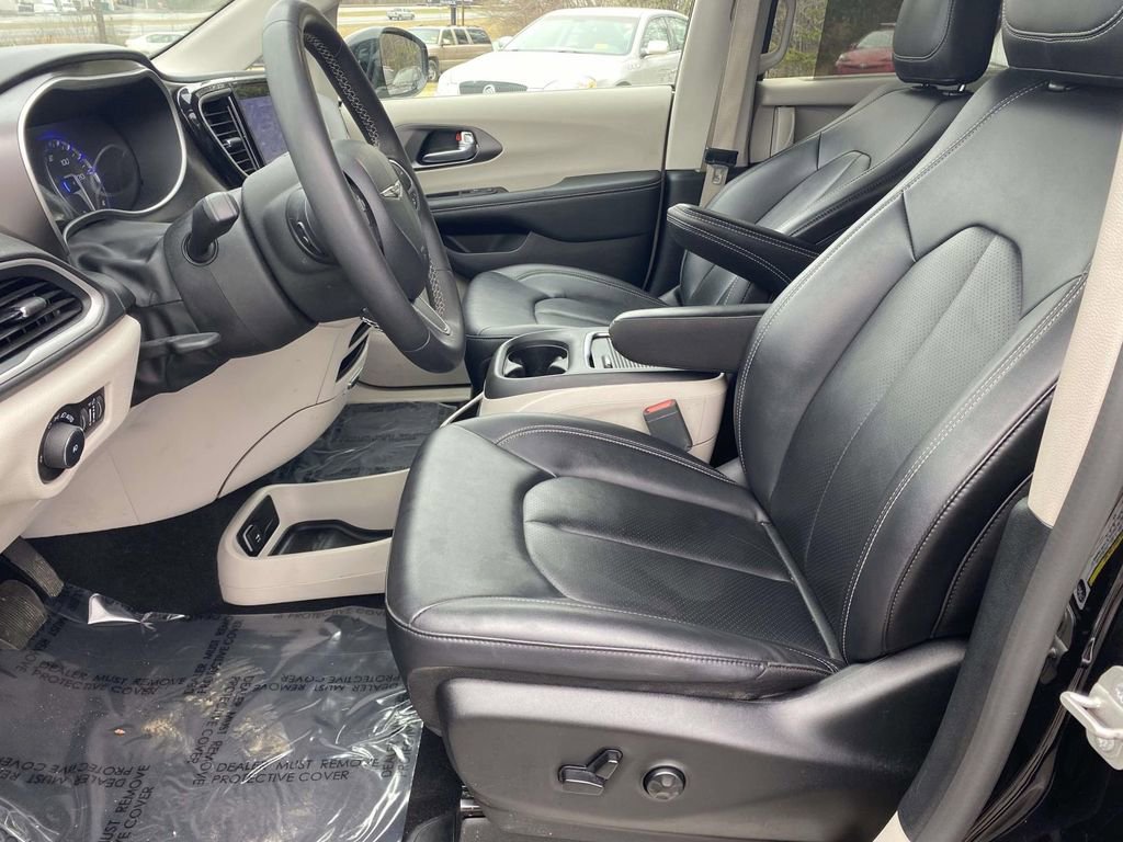 Used 2024 Chrysler Pacifica Touring-L image 13