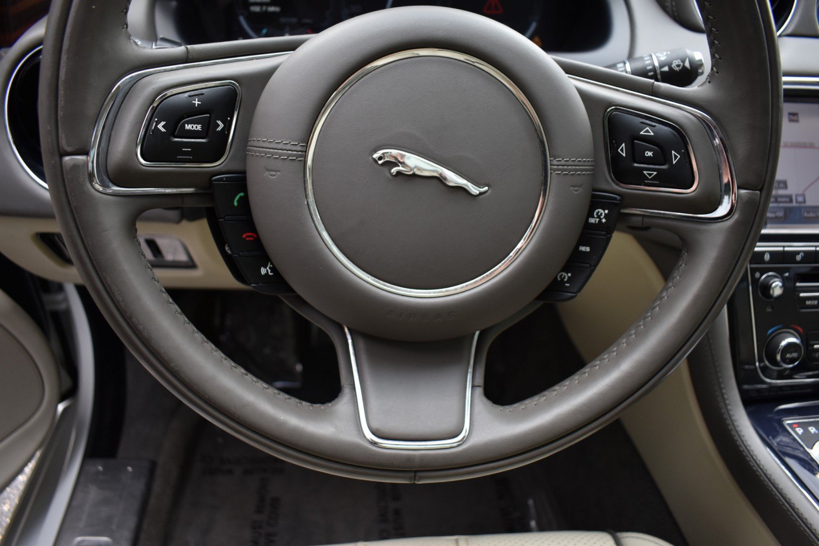 Used 2011 Jaguar XJ L RWD image 16