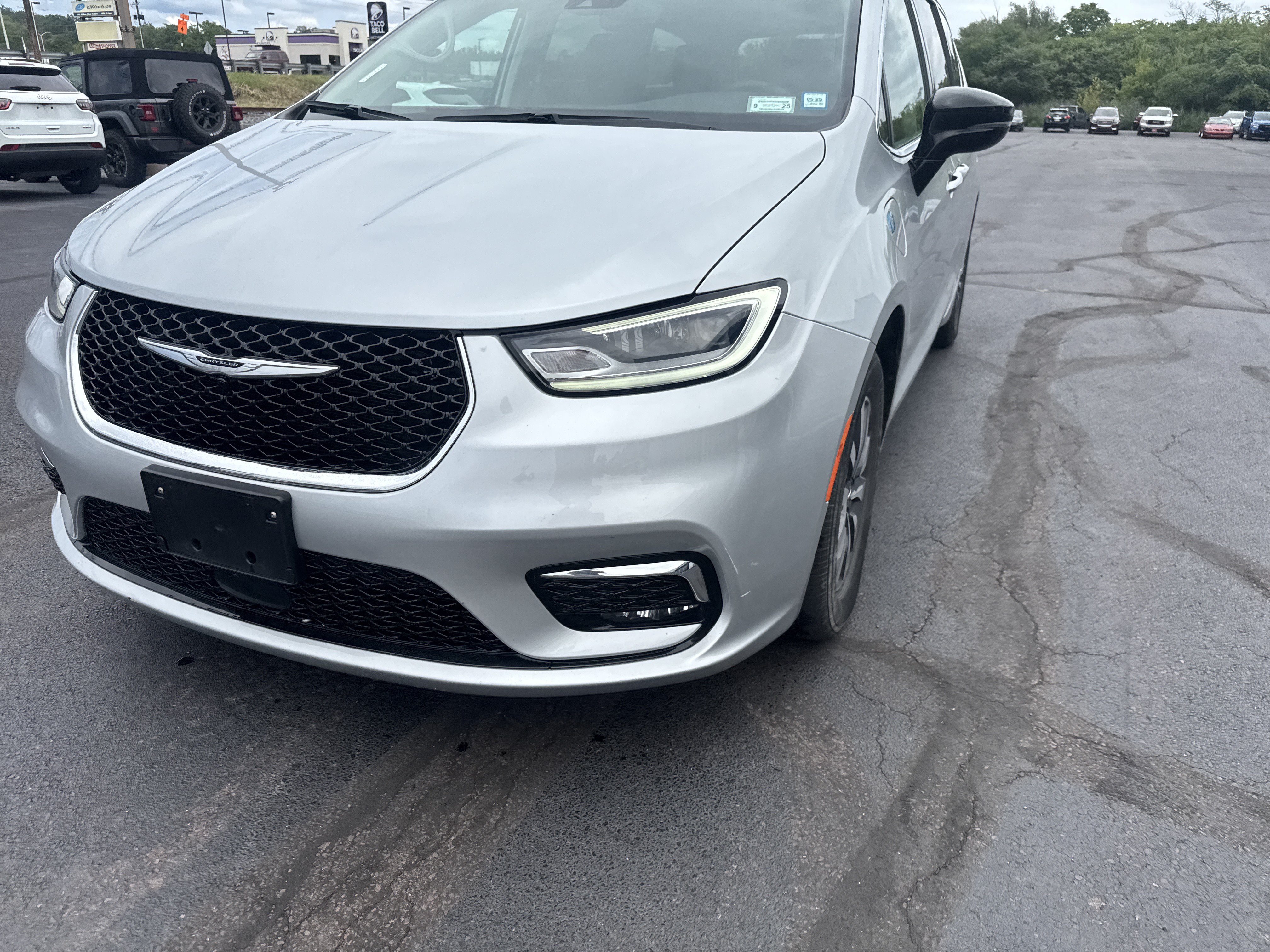 Used 2024 Chrysler Pacifica Limited FWD image 10
