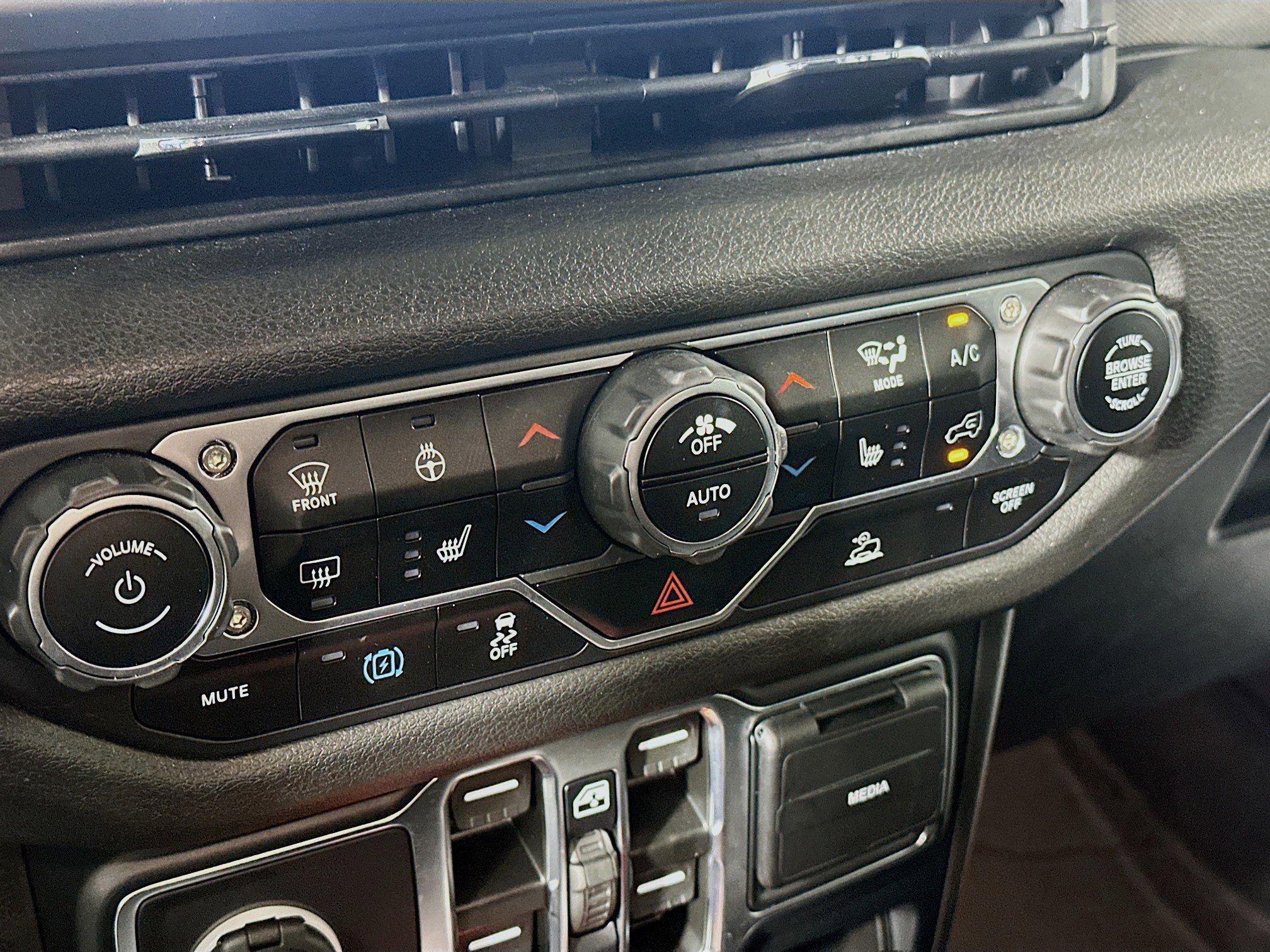 Used 2024 Jeep Wrangler Unlimited w/ Convenience Group AWD/4WD image 22
