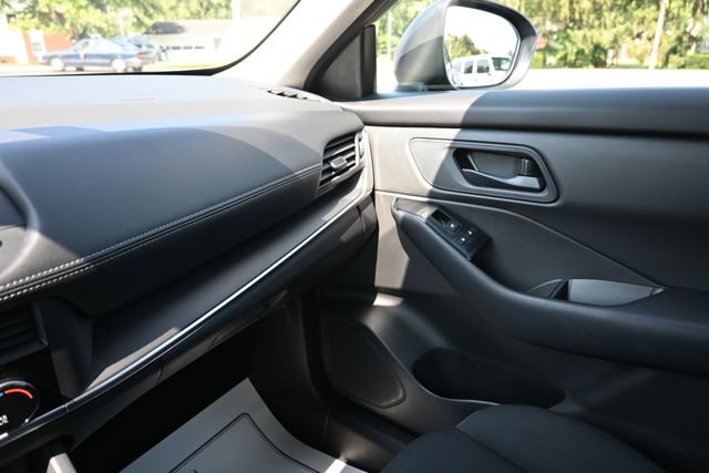 Used 2024 Nissan Rogue S AWD/4WD image 27