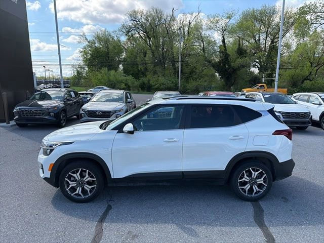 Used 2021 Kia Seltos EX image 3