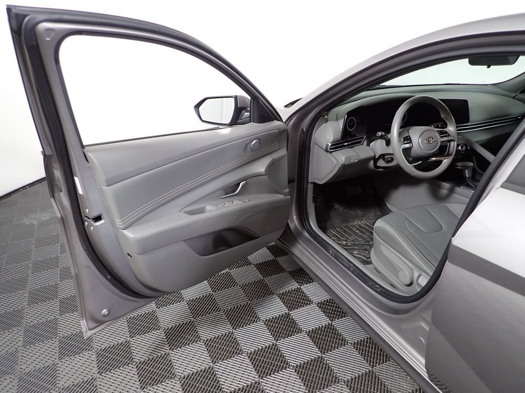 Used 2023 Hyundai Elantra SEL w/ Convenience Package FWD image 18