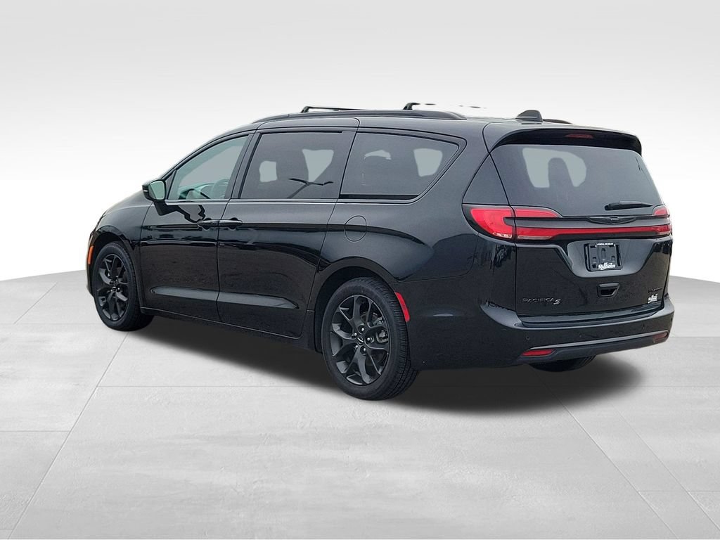 Used 2025 Chrysler Pacifica Limited FWD image 4