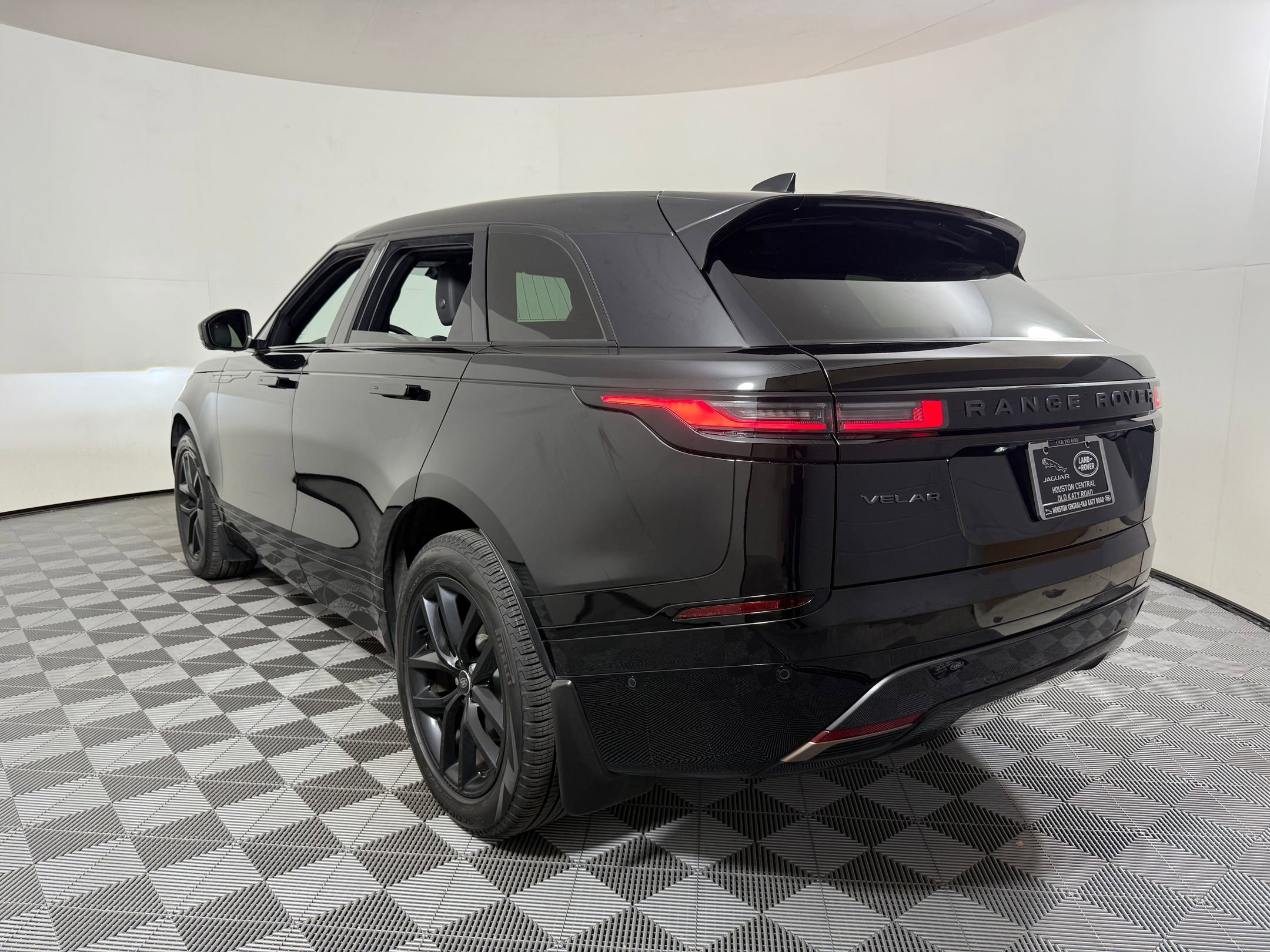 Used 2025 Land Rover Range Rover Velar Dynamic SE AWD/4WD image 3