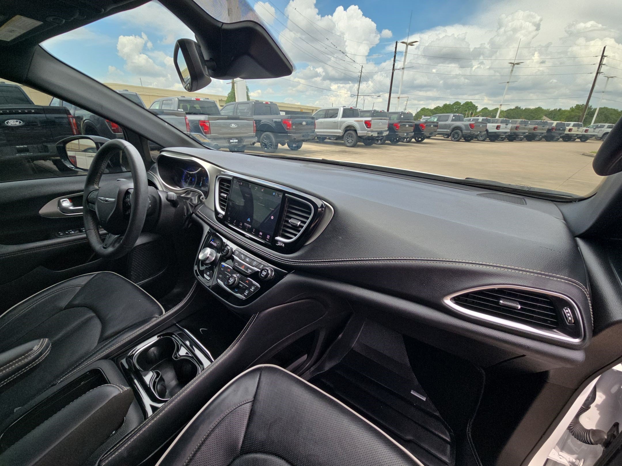 Used 2024 Chrysler Pacifica Limited w/ Uconnect Theater Family Group FWD image 33