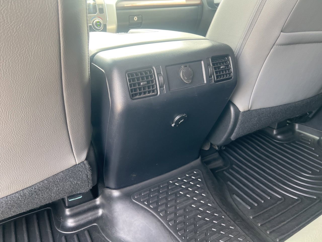Used 2018 Toyota Tundra Limited w/ Limited Premium Package AWD/4WD image 22