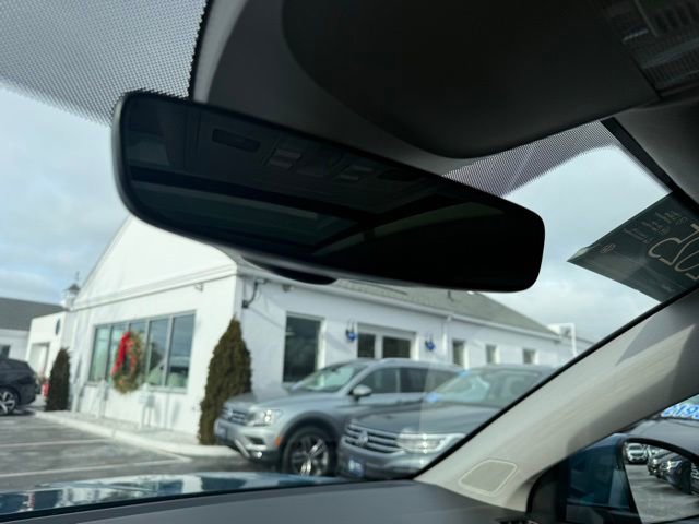 Certified 2025 Volkswagen Taos SE w/ Panoramic Sunroof Package image 30