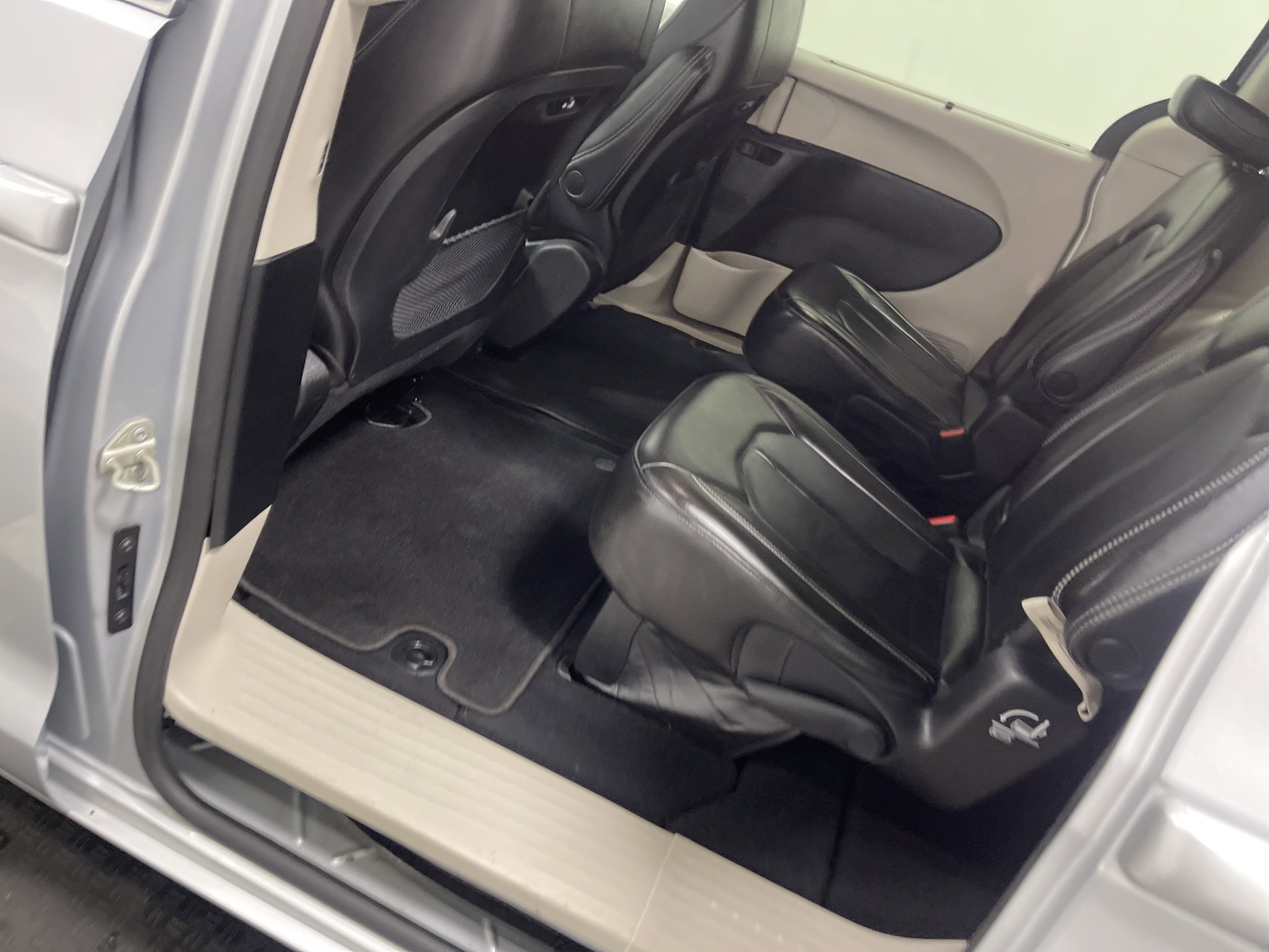 Used 2023 Chrysler Pacifica Touring-L image 15