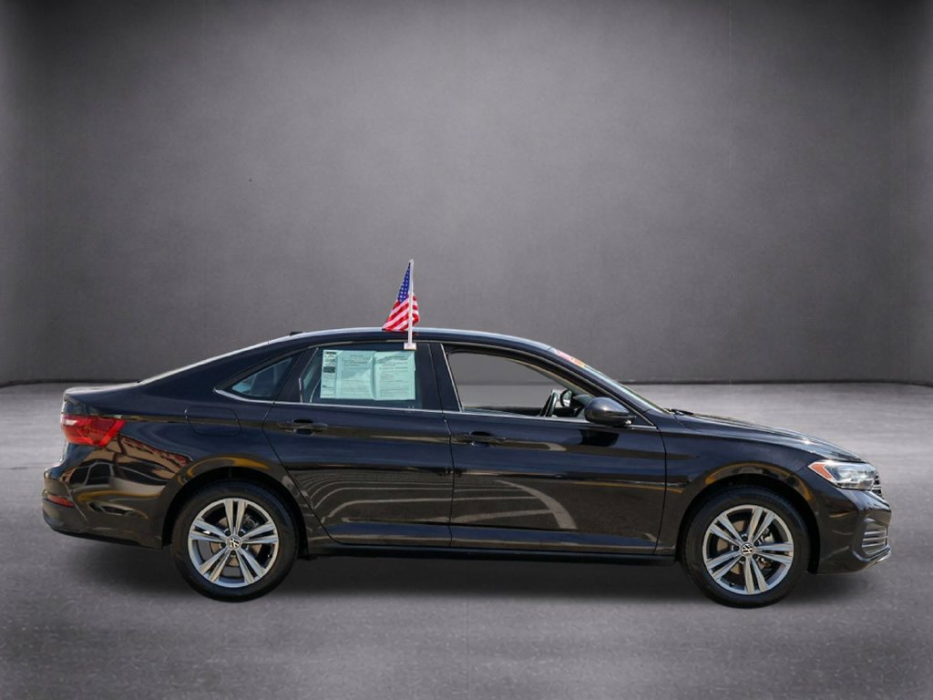 Used 2024 Volkswagen Jetta SE FWD image 3