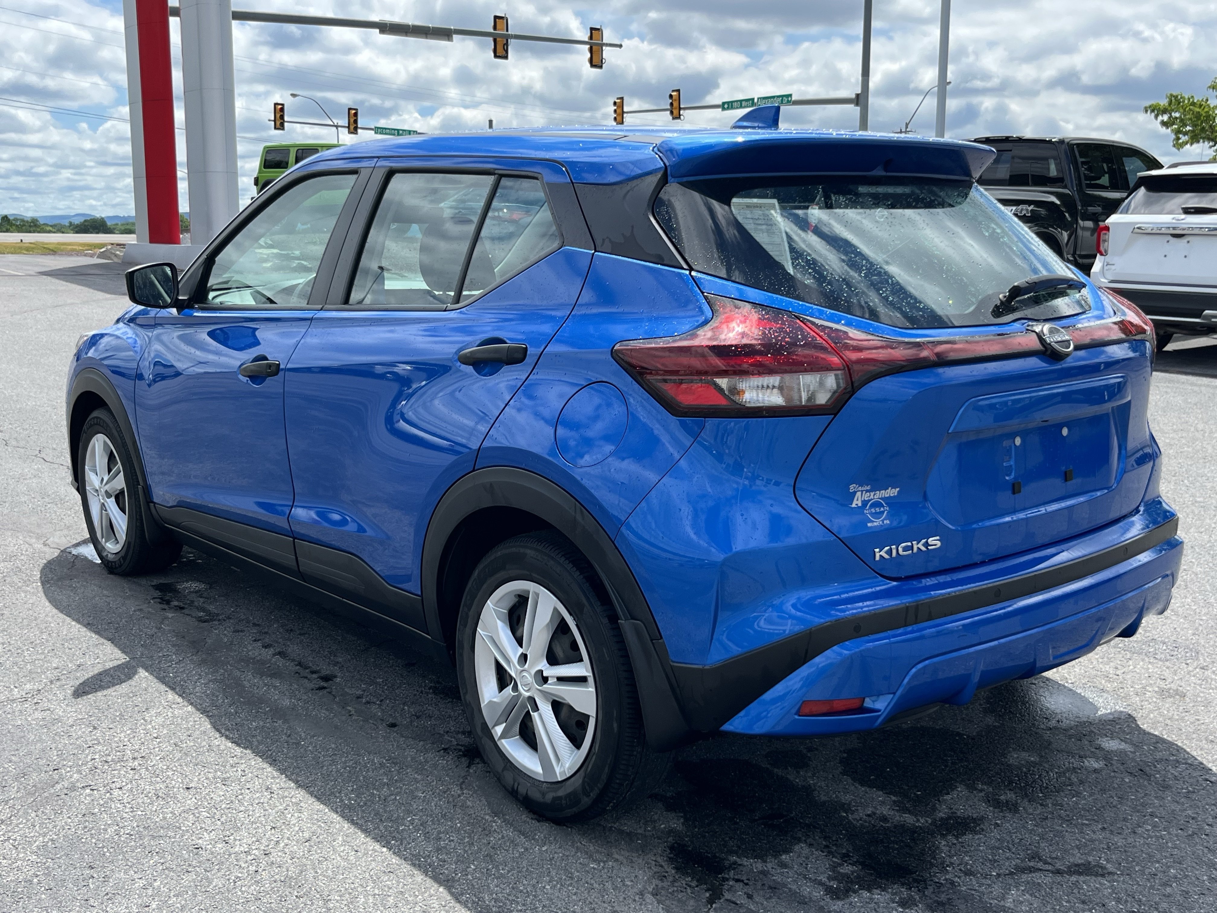 Used 2022 Nissan Kicks S w/ Interior Electronics Package FWD image 8